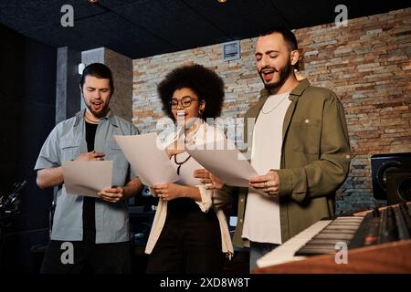 Eine Gruppe von Musikern singt leidenschaftlich zusammen in einem Aufnahmestudio und zeigt ihre musikalischen Talente und Teamwork. Stockfoto