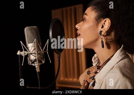 Eine talentierte Frau singt leidenschaftlich in ein Mikrofon, während sie in einem Musikstudio mit ihrer Band aufnimmt. Stockfoto