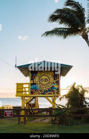 Lebendiger Rettungsschwimmerturm bei Sonnenuntergang am Maui Beach Stockfoto