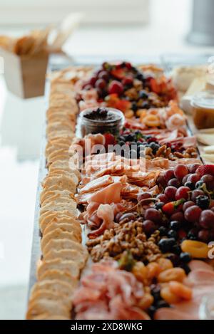 Herrliche Wurstplatte mit Aufschnitt, Obst und Marmelade Stockfoto