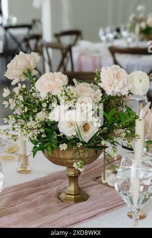 Elegantes weißes Blumenmotiv auf dem Tisch bei Hochzeitsempfang Stockfoto