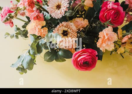 Nahaufnahme eines Blumenarrangements mit rosa und weißen Blüten Stockfoto