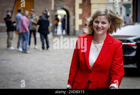 DEN HAAG - scheidende Liesje Schreinemacher Ministerin für Außenhandel und Entwicklungszusammenarbeit trifft im Auftrag des Ministerrates in Binnenhof ein. Die Kabinettsmitglieder treffen sich wöchentlich zu dieser Sitzung. ANP ROBIN UTRECHT niederlande raus - belgien raus Stockfoto