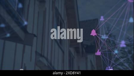 Bild von miteinander verbundenen Ikonen, die Kugeln bilden, über dem niedrigen Winkel von modernen Häusern gegen Himmel Stockfoto