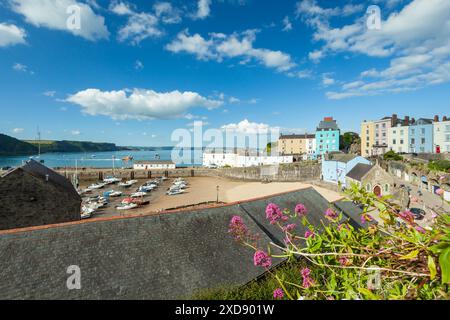 Frühlingsnachmittag im Tenby Harbour in Pembrokeshire, Wales. Stockfoto