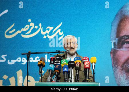 Teheran, Iran. Juni 2024. Saeed Jalili, Kandidat für die Präsidentschaftswahlen im Iran am 28. Juni 2024, spricht bei einem Wahlkampftreffen von Frauen, die ihn unterstützen, in Teheran (Iran). (Foto: Sobhan Farajvan/Pacific Press/SIPA USA) Credit: SIPA USA/Alamy Live News Stockfoto