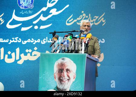 Teheran, Iran. Juni 2024. Saeed Jalili, Kandidat für die Präsidentschaftswahlen im Iran am 28. Juni 2024, spricht bei einem Wahlkampftreffen von Frauen, die ihn unterstützen, in Teheran (Iran). (Foto: Sobhan Farajvan/Pacific Press/SIPA USA) Credit: SIPA USA/Alamy Live News Stockfoto