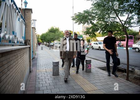 Teheran, Iran. Juni 2024. Saeed Jalili, Kandidat für die Präsidentschaftswahlen im Iran am 28. Juni 2024, trifft am 19. Juni in Teheran, Iran, zu einem Wahlkampftreffen von Frauen, die ihn unterstützen. (Foto: Sobhan Farajvan/Pacific Press/SIPA USA) Credit: SIPA USA/Alamy Live News Stockfoto