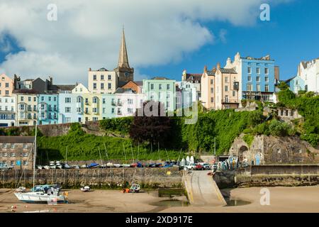 Sommermorgen in Tenby Harbour, Pembrokeshire, Wales. Stockfoto