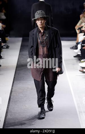 (240621) -- PARIS, 21. Juni 2024 (Xinhua) -- Ein Modell präsentiert eine Kreation aus den Herrenmode Frühjahr/Sommer 2025 Kollektionen von Yohji Yamamoto während der Pariser Fashion Week am 20. Juni 2024 in Paris. (MeetEurope/Handout via Xinhua) Stockfoto