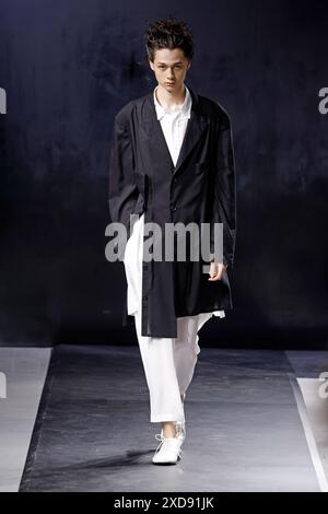 (240621) -- PARIS, 21. Juni 2024 (Xinhua) -- Ein Modell präsentiert eine Kreation aus den Herrenmode Frühjahr/Sommer 2025 Kollektionen von Yohji Yamamoto während der Pariser Fashion Week am 20. Juni 2024 in Paris. (MeetEurope/Handout via Xinhua) Stockfoto