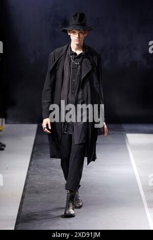 (240621) -- PARIS, 21. Juni 2024 (Xinhua) -- Ein Modell präsentiert eine Kreation aus den Herrenmode Frühjahr/Sommer 2025 Kollektionen von Yohji Yamamoto während der Pariser Fashion Week am 20. Juni 2024 in Paris. (MeetEurope/Handout via Xinhua) Stockfoto