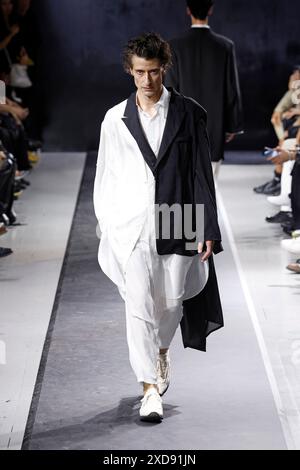 (240621) -- PARIS, 21. Juni 2024 (Xinhua) -- Ein Modell präsentiert eine Kreation aus den Herrenmode Frühjahr/Sommer 2025 Kollektionen von Yohji Yamamoto während der Pariser Fashion Week am 20. Juni 2024 in Paris. (MeetEurope/Handout via Xinhua) Stockfoto