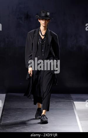 (240621) -- PARIS, 21. Juni 2024 (Xinhua) -- Ein Modell präsentiert eine Kreation aus den Herrenmode Frühjahr/Sommer 2025 Kollektionen von Yohji Yamamoto während der Pariser Fashion Week am 20. Juni 2024 in Paris. (MeetEurope/Handout via Xinhua) Stockfoto