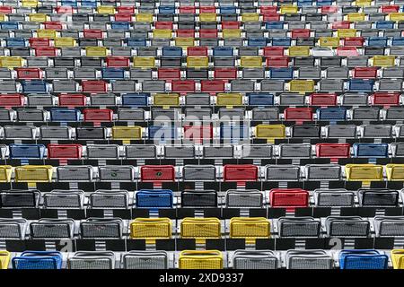 Düsseldorf, Deutschland. Juni 2024. Merkur Spiel-Arena mit den farbigen Sitzen vor einem Fußballspiel zwischen den Nationalmannschaften der Slowakei und der Ukraine am 2. Spieltag in der Gruppe E in der Gruppenphase der UEFA Euro 2024, am Freitag, 21. Juni 2024 in Düsseldorf. Quelle: Sportpix/Alamy Live News Stockfoto