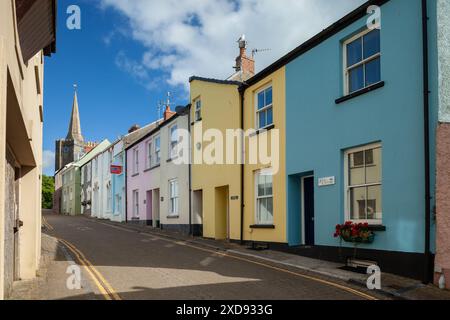 Sommermorgen auf der Cresswell Street in Tenby, Wales. Stockfoto