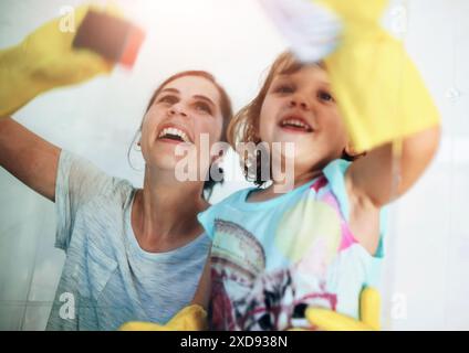 Glas, Frühjahrsputz oder Mutter und Kind zu Hause für Lernen, Hygiene oder Verantwortung im Badezimmer. Glückliche Familie, Liebe und Mutter mit Mädchen Stockfoto