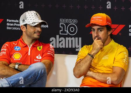 Circuit de Catalunya, Barcelona, Spanien. 20.Juni 2024; Fernando Alonso und Carlos Sainz während des Formel-1-Grand-Prix von Spanien Credit: Jay Hirano/AFLO/Alamy Live News Stockfoto