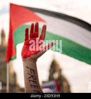 Eine große Menge Demonstranten bei einem pro-Palästina-marsch, der 200 Tage des jüngsten Krieges in Gaza feierte. Die Leute halten rote Hände als Symbol der Gattung hoch Stockfoto