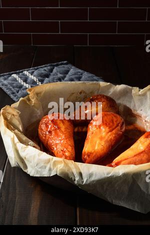 Im Ofen gekochte karamellisierte Birnen. Stockfoto