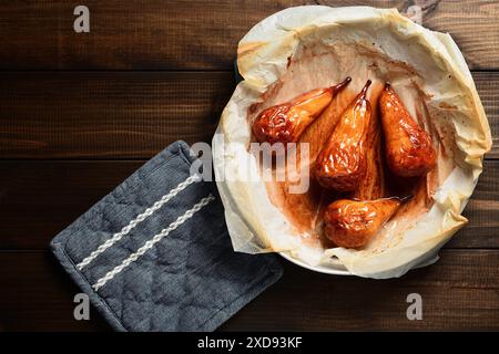 Im Ofen gekochte karamellisierte Birnen. Stockfoto