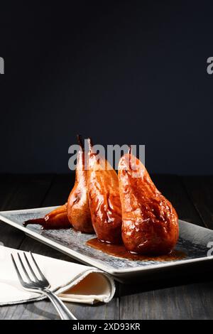 Im Ofen gekochte karamellisierte Birnen. Stockfoto