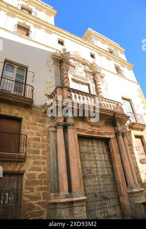 Cadiz, Andalusien, Spanien - 23. Oktober 2023: Fassade des Admiralhauses in der Altstadt von Cadiz Stockfoto