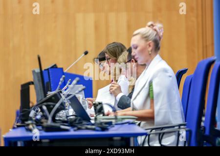 Wien, Österreich, Österreich. Juni 2024. Das Eröffnungsgremium der 67. Tagung, COPUOS und das Sekretariat der UNOOSA sitzen zusammen in der Diskussionsrunde des Ausschusses für die friedliche Nutzung des Weltraums: 2024 hielt es ab. Siebenundsechzigste Sitzung in Wien, die am 19. Juni zu einer zweiwöchigen jährlichen Konferenz in den 102 Mitgliedern zusammen auftaktet. COPUOS, das nach dem Start von Sputnik entwickelt wurde, ist ein Ausschuss der Vereinten Nationen, dessen Hauptaufgabe darin besteht, die internationale Zusammenarbeit bei der friedlichen Nutzung des Weltraums zu überprüfen und zu fördern sowie rechtliche Fragen zu behandeln, die sich aus der Erforschung des äußeren Badekurorts ergeben Stockfoto