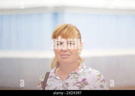 Elegante reife Dame im romantischen Outdoor-Porträt. Romantisches Outdoor-Porträt einer blonden Frau in den 40ern Stockfoto