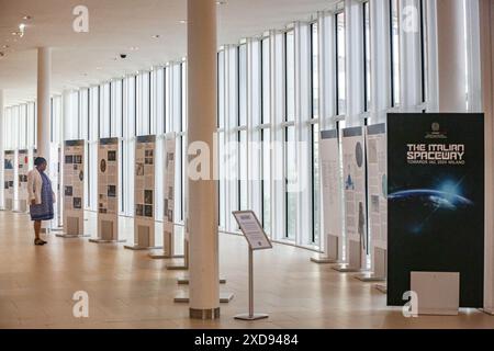 Wien, Österreich, Österreich. Juni 2024. Ein Teilnehmer betrachtet eine von Italien organisierte Ausstellung über die italienische Geschichte der Raumfahrt und der Luft- und Raumfahrtindustrie. Die Ausstellung findet im VIC im M-Gebäude statt (Credit Image: © Bianca Otero/ZUMA Press Wire) NUR REDAKTIONELLE VERWENDUNG! Nicht für kommerzielle ZWECKE! Stockfoto
