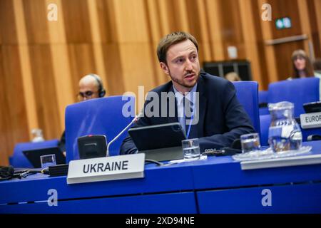 Wien, Österreich, Österreich. Juni 2024. Ein Delegierter der Ukraine spricht im Ausschuss für die friedliche Nutzung des Weltraums: 2024 hielt es. Siebenundsechzigste Sitzung in Wien, die am 19. Juni zu einer zweiwöchigen jährlichen Konferenz in den 102 Mitgliedern zusammen auftaktet. COPUOS, das nach dem Start von Sputnik entwickelt wurde, ist ein Ausschuss der Vereinten Nationen, dessen Hauptaufgabe darin besteht, die internationale Zusammenarbeit bei der friedlichen Nutzung des Weltraums zu überprüfen und zu fördern sowie rechtliche Fragen zu behandeln, die sich aus der Erforschung des Weltraums ergeben. Das Hauptanliegen war, dass der Raum genutzt werden sollte Stockfoto