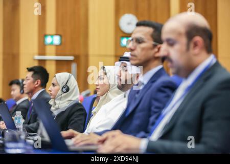 Wien, Österreich, Österreich. Juni 2024. Delegierte Saudi-Arabiens sprechen im Komitee für die friedliche Nutzung des Weltraums: 2024 hielt es. Siebenundsechzigste Sitzung in Wien, die am 19. Juni zu einer zweiwöchigen jährlichen Konferenz in den 102 Mitgliedern zusammen auftaktet. COPUOS, das nach dem Start von Sputnik entwickelt wurde, ist ein Ausschuss der Vereinten Nationen, dessen Hauptaufgabe darin besteht, die internationale Zusammenarbeit bei der friedlichen Nutzung des Weltraums zu überprüfen und zu fördern sowie rechtliche Fragen zu behandeln, die sich aus der Erforschung des Weltraums ergeben. Das Hauptanliegen war die Nutzung des Raumes Stockfoto