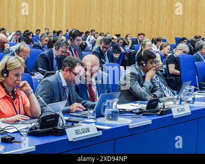 Wien, Österreich, Österreich. Juni 2024. Delegierte aus Belarus sprechen gemeinsam im Ausschuss für die friedliche Nutzung des Weltraums: 2024 hielt es ab. Siebenundsechzigste Sitzung in Wien, die am 19. Juni zu einer zweiwöchigen jährlichen Konferenz in den 102 Mitgliedern zusammen auftaktet. COPUOS, das nach dem Start von Sputnik entwickelt wurde, ist ein Ausschuss der Vereinten Nationen, dessen Hauptaufgabe darin besteht, die internationale Zusammenarbeit bei der friedlichen Nutzung des Weltraums zu überprüfen und zu fördern sowie rechtliche Fragen zu behandeln, die sich aus der Erforschung des Weltraums ergeben. In seiner Anfangsphase war das Hauptanliegen, dass der Raum u sein sollte Stockfoto