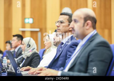 Wien, Österreich, Österreich. Juni 2024. Delegierte Saudi-Arabiens sprechen im Komitee für die friedliche Nutzung des Weltraums: 2024 hielt es. Siebenundsechzigste Sitzung in Wien, die am 19. Juni zu einer zweiwöchigen jährlichen Konferenz in den 102 Mitgliedern zusammen auftaktet. COPUOS, das nach dem Start von Sputnik entwickelt wurde, ist ein Ausschuss der Vereinten Nationen, dessen Hauptaufgabe darin besteht, die internationale Zusammenarbeit bei der friedlichen Nutzung des Weltraums zu überprüfen und zu fördern sowie rechtliche Fragen zu behandeln, die sich aus der Erforschung des Weltraums ergeben. Das Hauptanliegen war die Nutzung des Raumes Stockfoto