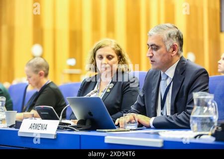 Wien, Österreich, Österreich. Juni 2024. Ein Delegierter Armeniens spricht im Komitee für die friedliche Nutzung des Weltraums: 2024 hielt es ab. Siebenundsechzigste Sitzung in Wien, die am 19. Juni zu einer zweiwöchigen jährlichen Konferenz in den 102 Mitgliedern zusammen auftaktet. COPUOS, das nach dem Start von Sputnik entwickelt wurde, ist ein Ausschuss der Vereinten Nationen, dessen Hauptaufgabe darin besteht, die internationale Zusammenarbeit bei der friedlichen Nutzung des Weltraums zu überprüfen und zu fördern sowie rechtliche Fragen zu behandeln, die sich aus der Erforschung des Weltraums ergeben. Das Hauptanliegen war, dass der Raum genutzt werden sollte Stockfoto