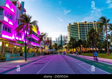 Farbenfrohe, beleuchtete Art déco-Gebäude und Restaurants am Ocean Drive, Miami Beach, Florida, USA Stockfoto