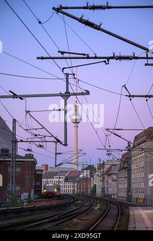 Abendlicher Blick auf den Berliner Fernsehturm, vom Bahnhof Friedrichstraße aus gesehen Stockfoto