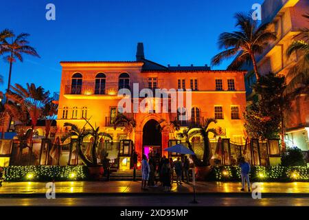 Villa Casa Casuarina (ehemaliges Versace Mansion) beleuchtet bei Nacht, Miami Beach, Florida, USA Stockfoto