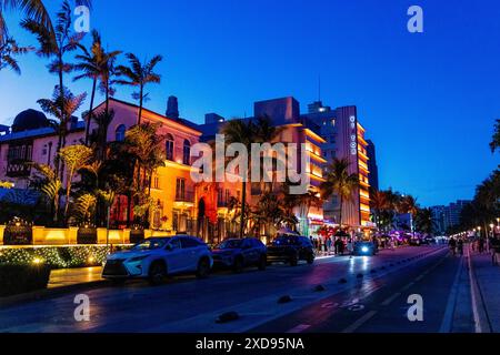 Villa Casa Casuarina (ehemaliges Versace Mansion) und Hotel Victor beleuchtet bei Nacht, Miami Beach, Florida, USA Stockfoto