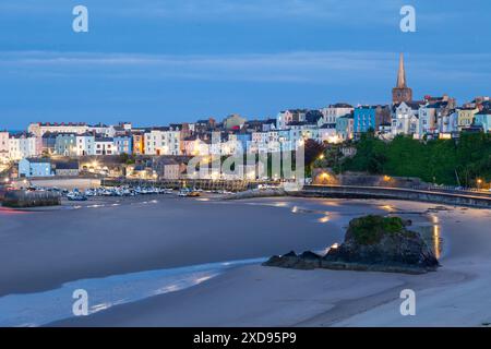 Sonnenaufgang am North Beach in Tenby, Pembrokeshire, Wales. Stockfoto