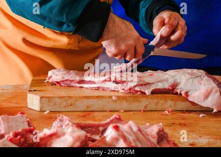 Fleisch auf dem Holzbrett schneiden. Verfahren zur Zubereitung von Fleisch für traditionelle ungarische Bohgracs Gulasch-Suppe. Wettbewerb der Schweinemetzger Stockfoto