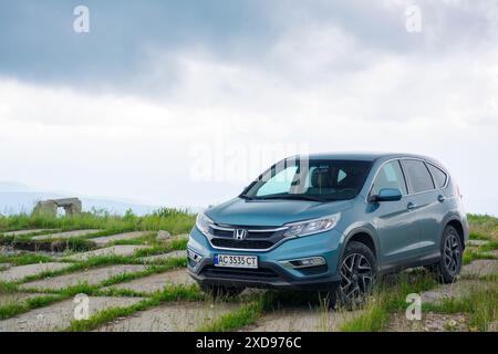 MNT. runa, ukraine – 22. Juni 2019: honda cr-V suv auf Betonpflaster. Zuverlässiges Familienfahrzeugkonzept. Schlechtes bewölktes Wetter in den Bergen. Außenwerbung Stockfoto