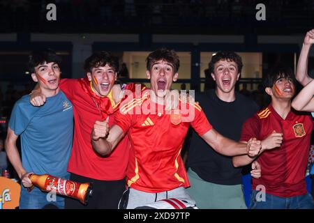 Madrid. Juni 2024. Fußballfans reagieren auf das Spiel der Gruppe B der UEFA Euro 2024 zwischen Spanien und Italien am 20. Juni 2024 auf einem Bildschirm auf einer Eisbahn in Madrid. Gustavo Valiente/Xinhua/Alamy Live News Stockfoto