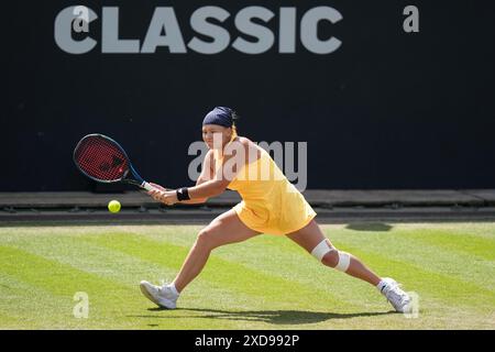 Diana Shnaider im Kampf gegen Elisabetta Cocciaretto im Singlespiel der Frauen am siebten Tag des Rothesay Classic im Edgbaston Priory Club, Birmingham. Bilddatum: Freitag, 21. Juni 2024. Stockfoto