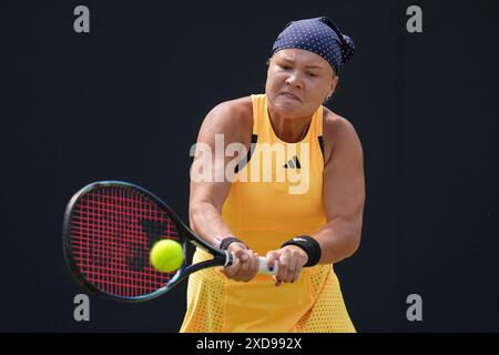 Diana Shnaider im Kampf gegen Elisabetta Cocciaretto im Singlespiel der Frauen am siebten Tag des Rothesay Classic im Edgbaston Priory Club, Birmingham. Bilddatum: Freitag, 21. Juni 2024. Stockfoto