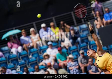 Diana Shnaider im Kampf gegen Elisabetta Cocciaretto im Singlespiel der Frauen am siebten Tag des Rothesay Classic im Edgbaston Priory Club, Birmingham. Bilddatum: Freitag, 21. Juni 2024. Stockfoto