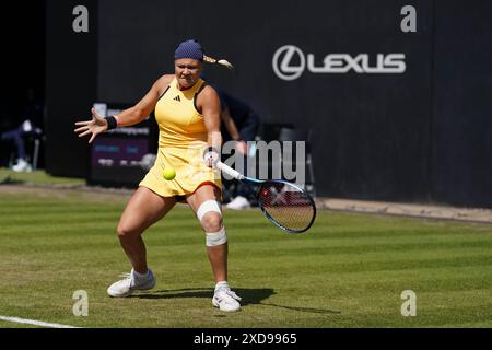 Diana Shnaider im Kampf gegen Elisabetta Cocciaretto im Singlespiel der Frauen am siebten Tag des Rothesay Classic im Edgbaston Priory Club, Birmingham. Bilddatum: Freitag, 21. Juni 2024. Stockfoto