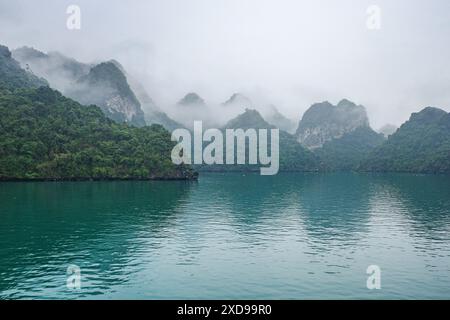 Halong Bay, Vietnam - 30. Januar 2024: Kalksteinkarste der Ha Long Bay, Südchinesisches Meer Stockfoto