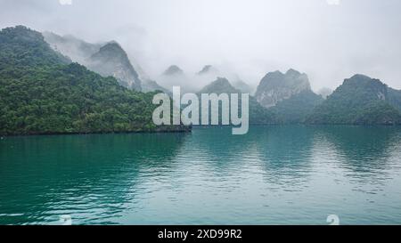 Halong Bay, Vietnam - 30. Januar 2024: Kalksteinkarste der Ha Long Bay, Südchinesisches Meer Stockfoto