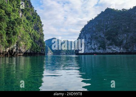 Halong Bay, Vietnam - 30. Januar 2024: Kalksteinkarste der Ha Long Bay, Südchinesisches Meer Stockfoto